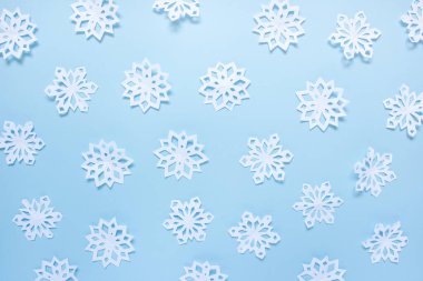 Beyaz kar taneleriyle Noel deseni