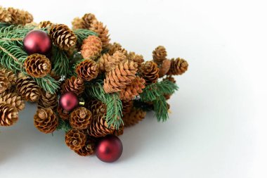 Noel yeni yılı kırmızı toplarla süsleyin.