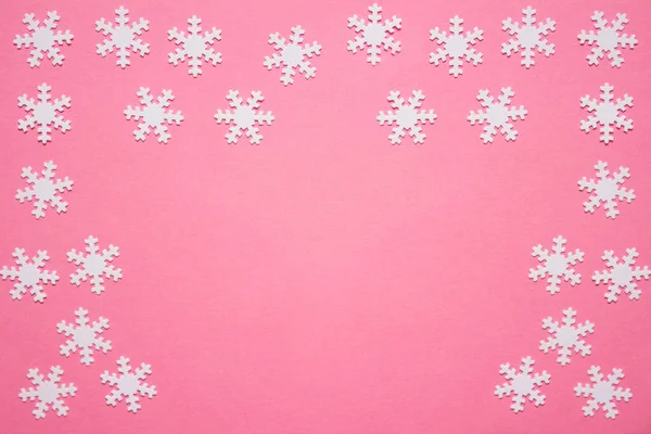 Fondo de invierno con copos de nieve sobre fondo rosa con copia bla — Foto de Stock
