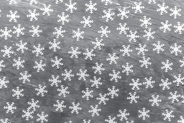 De nombreux flocons de neige blancs sur fond texturé — Photo
