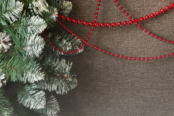 Рождественский фон с еловыми ветвями и красной гирляндой — стоковое фото
