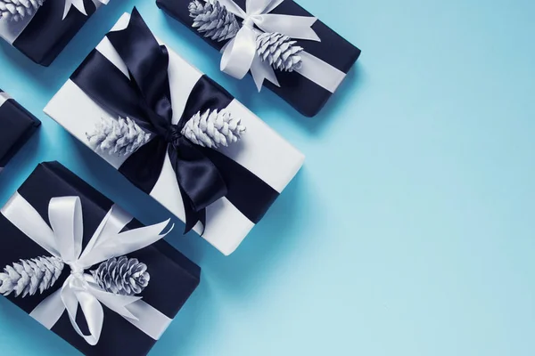 Decoración festiva de cajas de regalo dispuestas sobre fondo azul —  Fotos de Stock