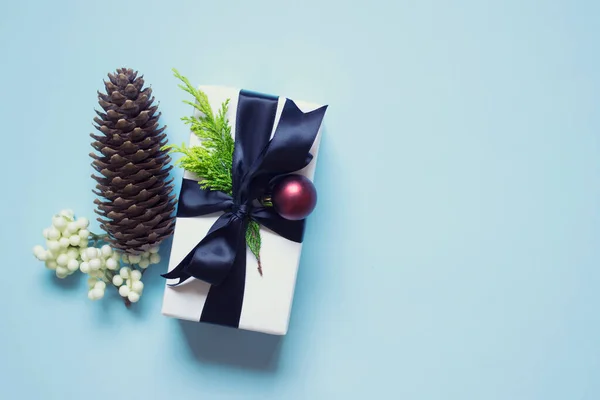 青い背景にクリスマスの冬の装飾要素 — ストック写真