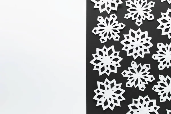 Рождественский зимний фон с бумажными снежинками ручной работы — стоковое фото