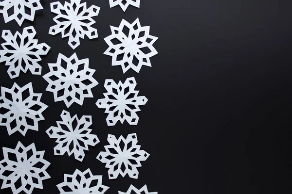 Fondo navideño festivo con copos de nieve de papel blanco — Foto de Stock