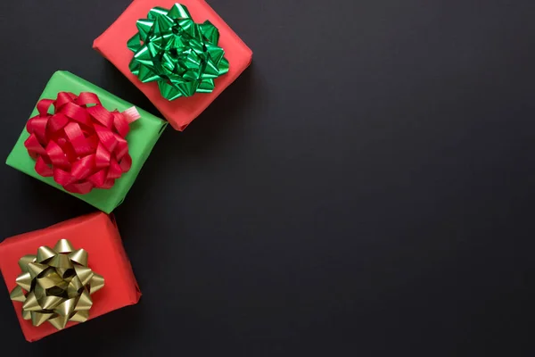 Boże Narodzenie backgound z kolorowym prezentem — Zdjęcie stockowe