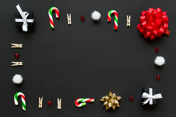 Шаблон рождественской рамки с маленькими объектами на черном — стоковое фото