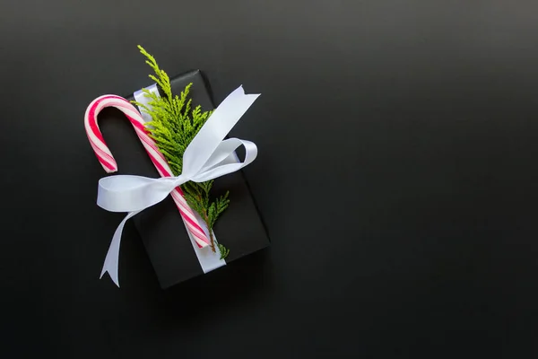 Un solo regalo con bastón de caramelo y espacio en blanco —  Fotos de Stock