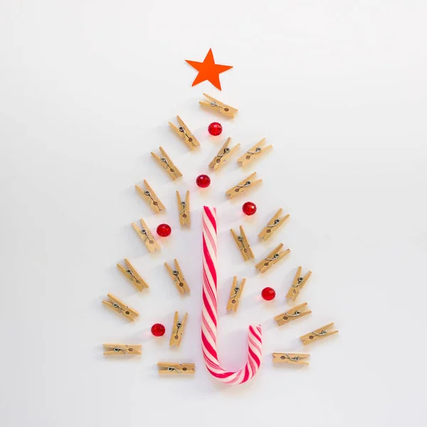 Концепция Рождественская елка из деревянных булавок и сладких конфет трость — стоковое фото