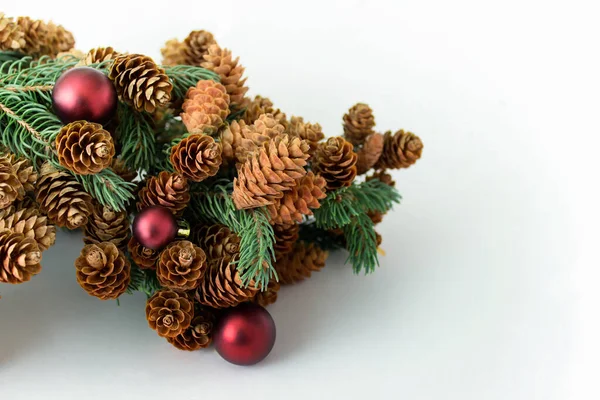 Navidad año nuevo decoración abeto con bolas rojas — Foto de Stock