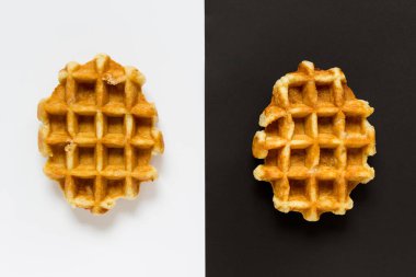 Beyaz siyah arka planda iki Belçika waffle 'ı