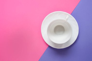 Pembe arka planda boş beyaz fincan kahve porseleni