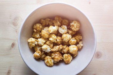 Kasede karamel kaplı patlamış mısır.