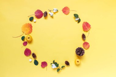 Yuvarlak dairesel çelenk orman elementleri ve ahşap pi