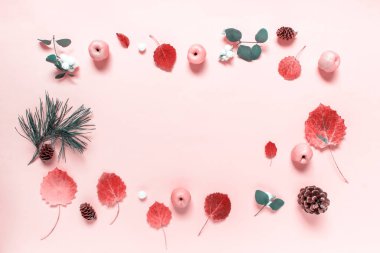 Birçok orman nesnesiyle pembe kırmızı sonbahar düzeni