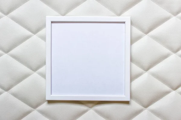 Marco sobre tela a cuadros de copetudo blanco — Foto de Stock