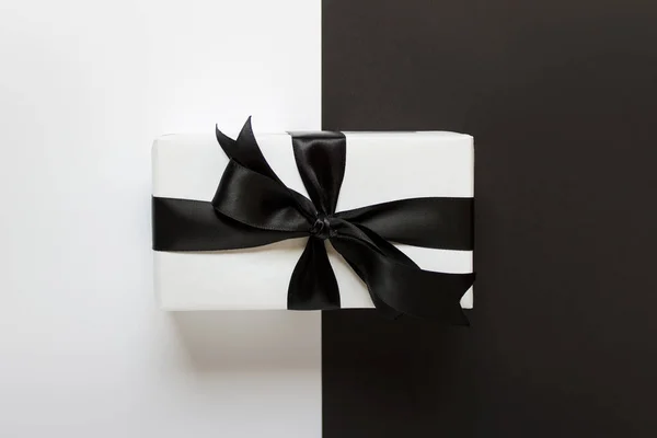 Siyah beyaz renkte ve yaylı 