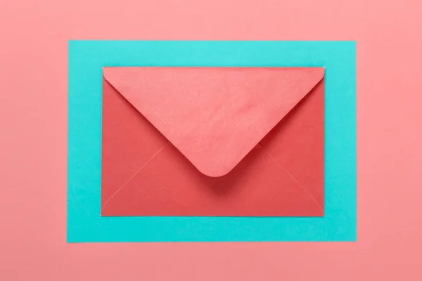 Rosa geschlossener Umschlag auf rosa Hintergrund — Stockfoto