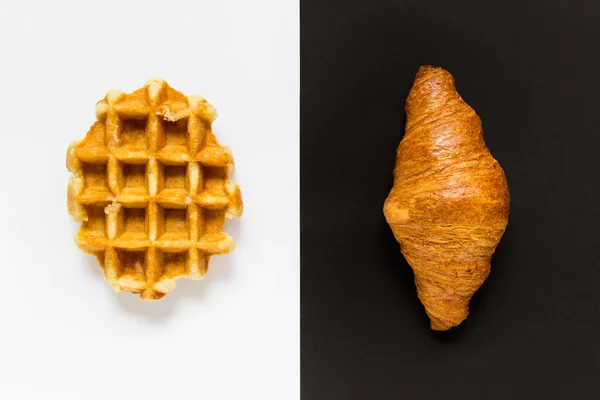 Belgické vafle a Croissant na černobílém pozadí — Stock fotografie