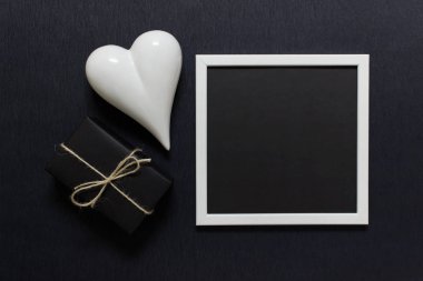 Çerçeveli model, hediye vox ve kalp