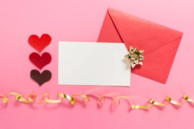 Sevgililer Günü aşk mesajı kompozisyonu boş beyaz kart ve gol ile