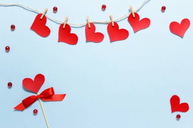 Kırmızı kalpler ve kristallerle Sevgililer Günü aranjmanı