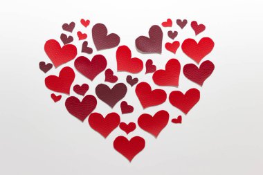 Kırmızı kalplerden yapılmış büyük bir kalp.