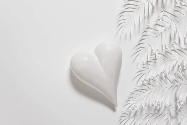 Livro branco folhas com cartão de saudação coração branco para Valentine — Fotografia de Stock