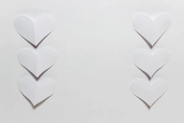 Cartão branco com corações de origami de papel — Fotografia de Stock