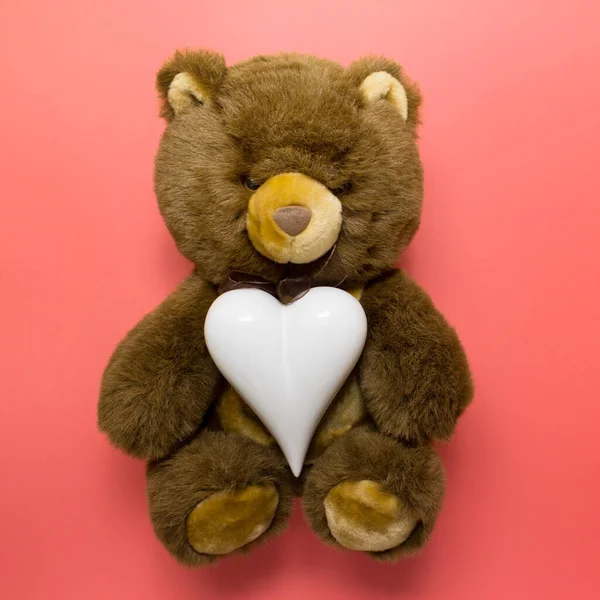 Urso de pelúcia marrom com coração porcelein branco — Fotografia de Stock