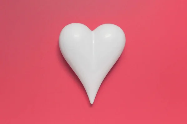 Branco porcelein coração em rosa backgound — Fotografia de Stock