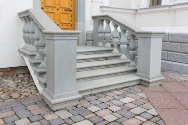 Tarihi bina ve girişi merdiven sütunları ve ahşap kapılı..