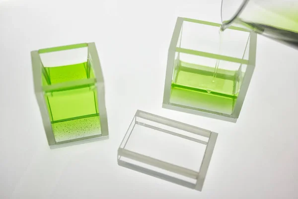 Cuvetta Scientifica Vetro Laboratorio Con Liquido Trasparente Verde Fondo Bianco — Foto Stock