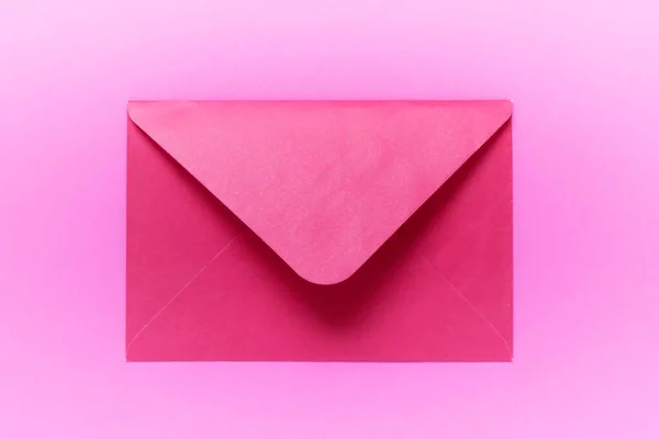 Envelope Rosa Fechado Sobre Fundo Rosa — Fotografia de Stock