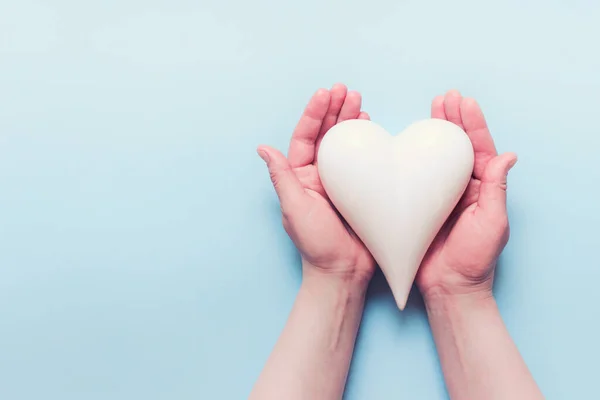 Mavi Arka Planda Beyaz Porselen Kalbi Tutan Kadın Eller Boş — Stok fotoğraf