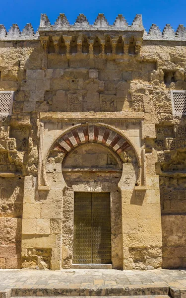 Украшенные дверь и стена собора мечети в Кордове — стоковое фото