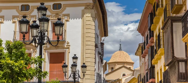 Casas y cúpula de la iglesia de azulejos en Lorca —  Fotos de Stock