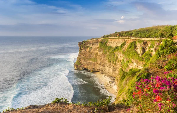 Vista panorâmica sobre os penhascos do Templo Ulu Watu em Bali — Fotografia de Stock