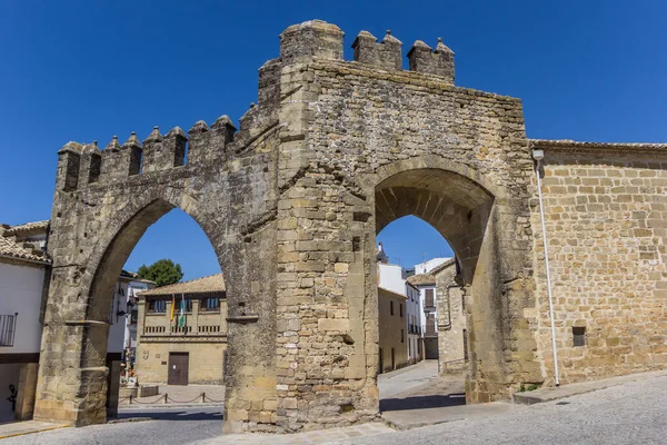 Городские ворота Puerta de Jaen в историческом городе Baeza — стоковое фото