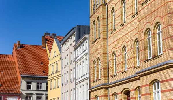 Barevné fasády historických domů ve Stralsundu — Stock fotografie