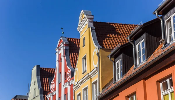 Panorama de fachadas coloridas en casas históricas en Stralsund — Foto de Stock