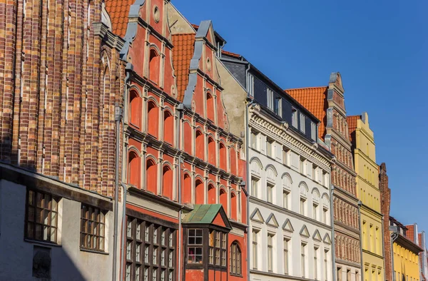 Rangée de maisons historiques colorées à Stralsund — Photo