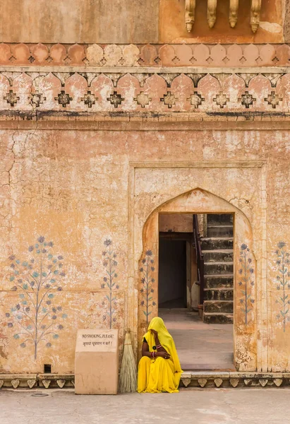 Mujer india con la cara cubierta en el Fuerte Amer en Japiur — Foto de Stock
