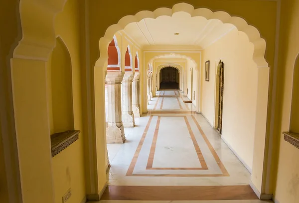 Bågar i en korridor i stadens palats i Jaipur — Stockfoto