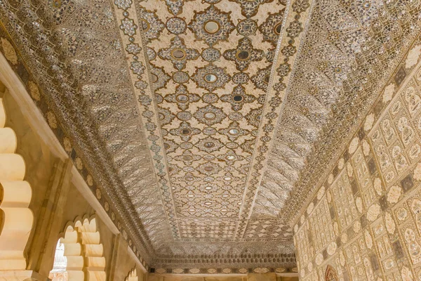 Украшенный потолок янтарного дворца в Джайпуре — стоковое фото