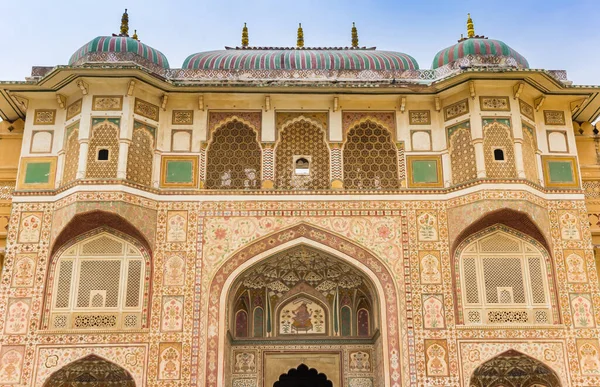 Dekorerad fasad av Ganesh Pol byggnaden vid Amer Fort i — Stockfoto