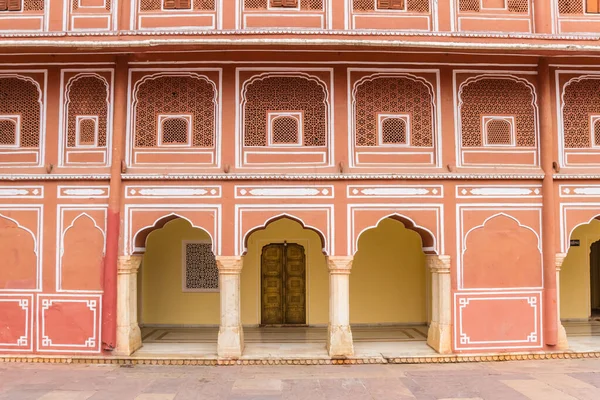 Fachada rosa do edifício Chandra Mahal no palácio da cidade em — Fotografia de Stock