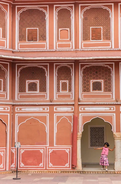 Petite fille indienne au palais de la ville de Jaipur — Photo