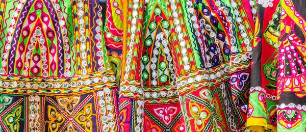 Panorama of colorful traditional indian fabric at a street marke — Stock Photo, Image