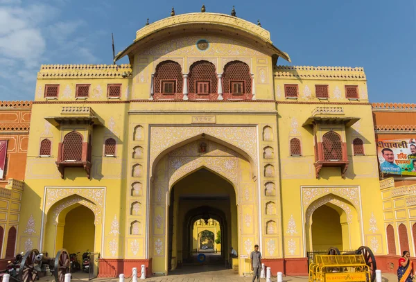 Rode en gele gevel van de Tripolia Poort in Jaipur — Stockfoto